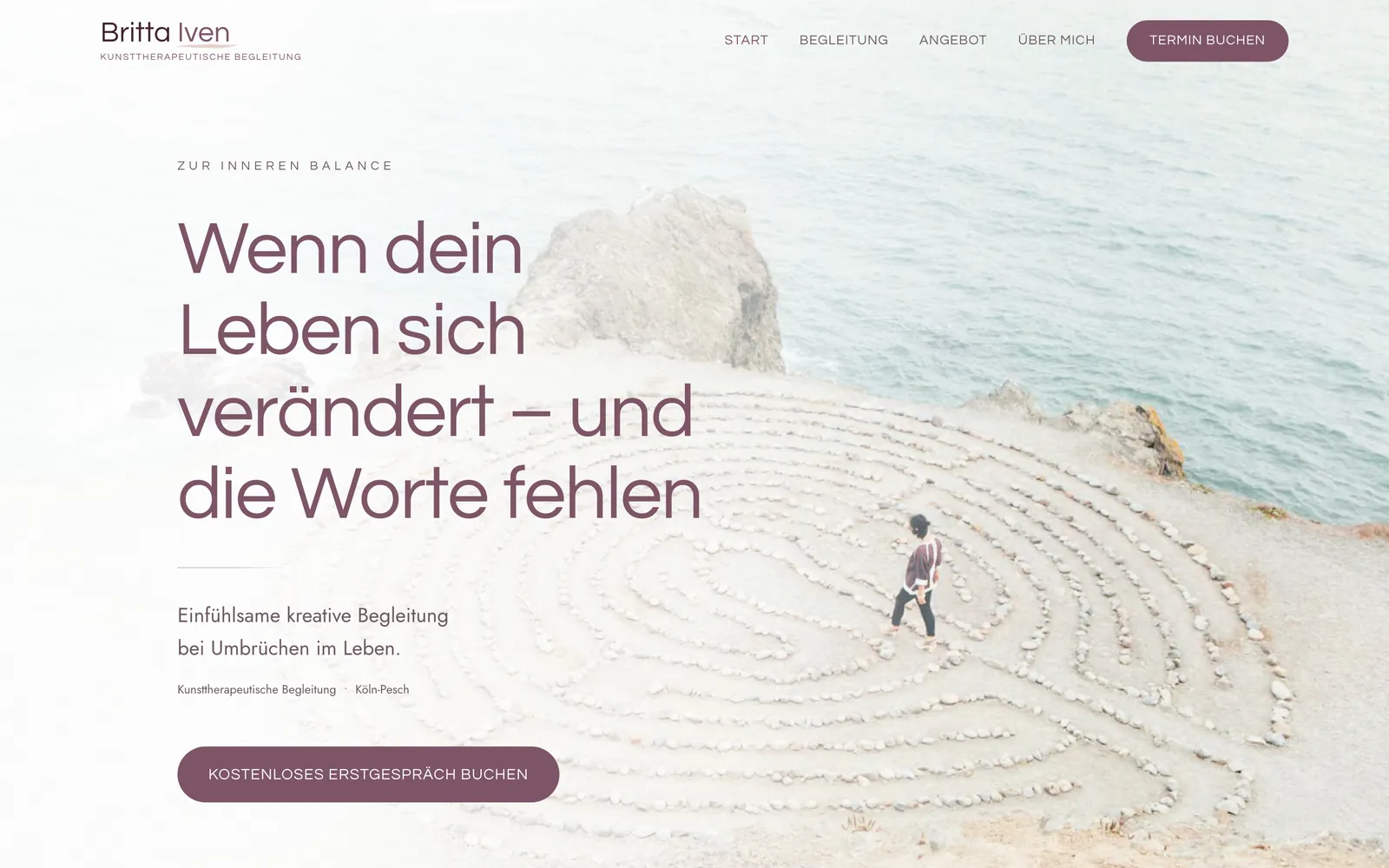 Startseite von Britta Iven: ein Mensch geht durch ein Steinlabyrinth am Meer, daneben die Überschrift „Wenn dein Leben sich verändert und die Worte fehlen“