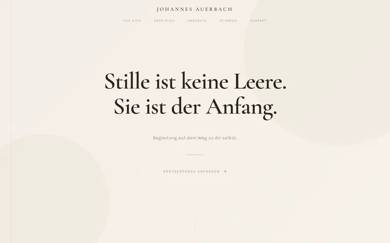 Startseite von Johannes Auerbach mit dem Satz „Stille ist keine Leere. Sie ist der Anfang.“