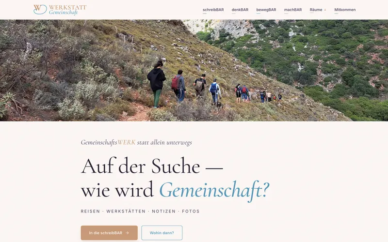 Startseite der werkSTATT Gemeinschaft: eine Wandergruppe an einem Berghang, darunter die Überschrift „Auf der Suche, wie wird Gemeinschaft?“