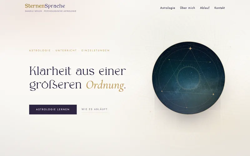 Startseite von SternenSprache: ein Sternenhimmel im Kreis, daneben die Überschrift „Klarheit aus einer größeren Ordnung“