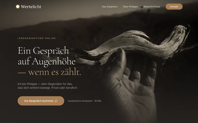 Startseite von Wertelicht: eine Hand hält ein Stück Treibholz, daneben die Überschrift „Ein Gespräch auf Augenhöhe“